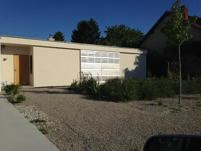 Das Gebäude in dem sich das Ferienhaus befindet