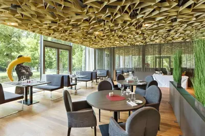 Ein Sitzbereich in der Unterkunft Doubletree by Hilton Vienna Schonbrunn