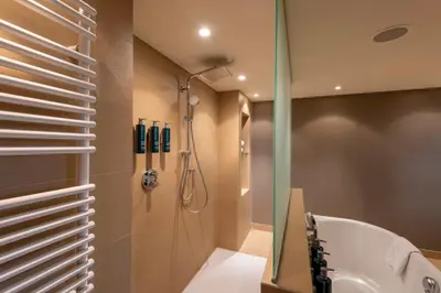 Ein Badezimmer in der Unterkunft Doubletree by Hilton Vienna Schonbrunn
