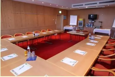Der Geschäftsbereich oder Konferenzraum in der Unterkunft Oldtimer Motorhotel Guntramsdorf