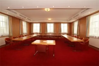 Der Geschäftsbereich oder Konferenzraum in der Unterkunft Oldtimer Motorhotel Guntramsdorf