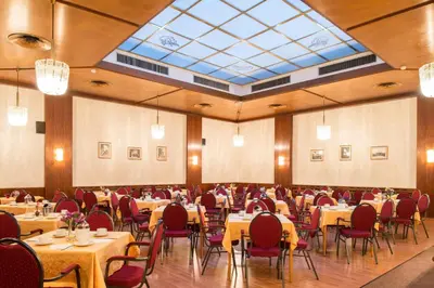 Ein Restaurant oder anderes Speiselokal in der Unterkunft Hotel Mozart