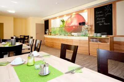 Ein Restaurant oder anderes Speiselokal in der Unterkunft Hotel Bauer