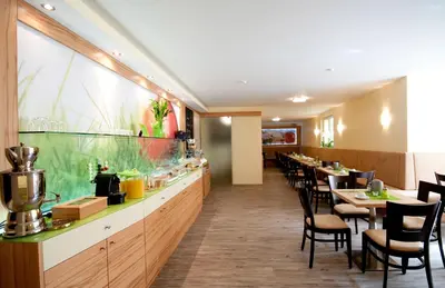 Ein Restaurant oder anderes Speiselokal in der Unterkunft Hotel Bauer