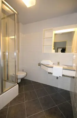 Ein Badezimmer in der Unterkunft Hotel Bauer