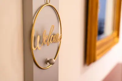 Ein Zertifikat, Auszeichnung, Logo oder anderes Dokument, das in der Unterkunft Central Living Apartment Opera ausgestellt ist
