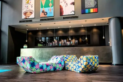Ein Sitzbereich in der Unterkunft Motel One Wien Westbahnhof