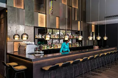 Lounge oder Bar in der Unterkunft Motel One Wien Westbahnhof