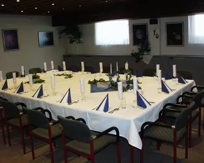 Ein Restaurant oder anderes Speiselokal in der Unterkunft Parkhotel Neubauer