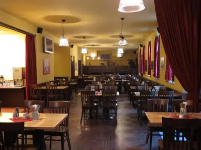 Ein Restaurant oder anderes Speiselokal in der Unterkunft Hotel Fabrik Vösendorf