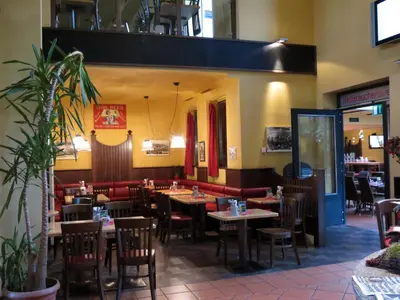 Ein Restaurant oder anderes Speiselokal in der Unterkunft Hotel Fabrik Vösendorf