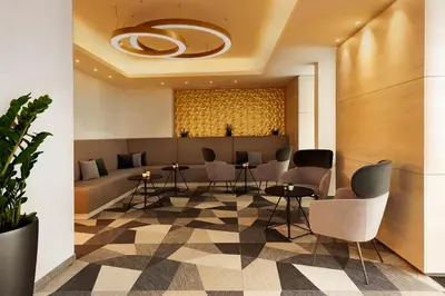Ein Sitzbereich in der Unterkunft H+ Hotel Wien