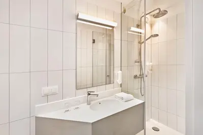 Ein Badezimmer in der Unterkunft H+ Hotel Wien