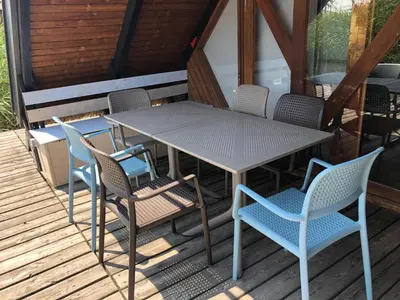 Ein Balkon oder eine Terrasse in der Unterkunft Seehütte Neusiedlersee Robinsonhütte