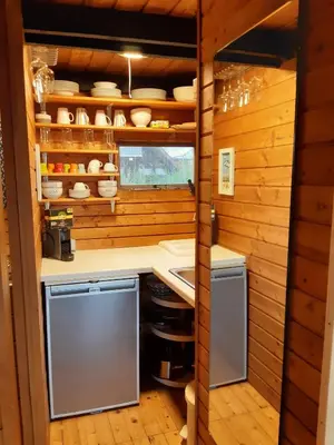 Küche/Küchenzeile in der Unterkunft Seehütte Neusiedlersee Robinsonhütte