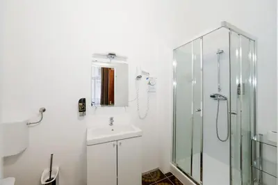 Ein Badezimmer in der Unterkunft Timeout City Hotel, 5 min to city center, Self Check In