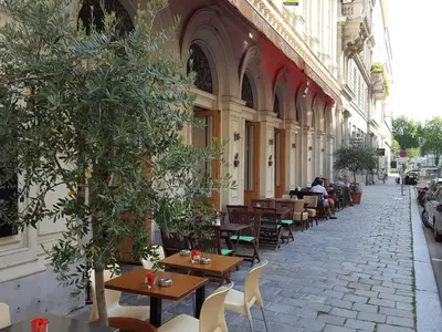 Ein Restaurant oder anderes Speiselokal in der Unterkunft Sobieski Maisonette Apartments