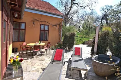 Ein Patio oder anderer Außenbereich in der Unterkunft Villa Tranquillini auf Gut Guntrams