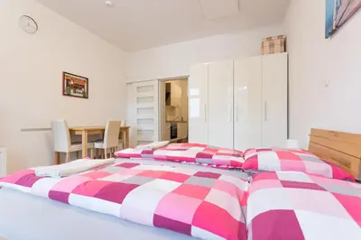 Ein Bett oder Betten in einem Zimmer der Unterkunft Vienna Smile Apartment Schoenbrunn