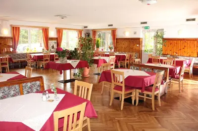 Ein Restaurant oder anderes Speiselokal in der Unterkunft Landgasthof zur Bruthenne