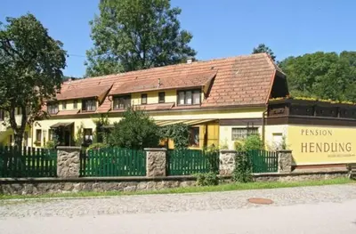 Das Gebäude in dem sich die Pension befindet