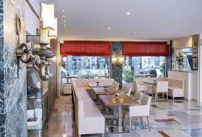 Ein Restaurant oder anderes Speiselokal in der Unterkunft Hotel Royal