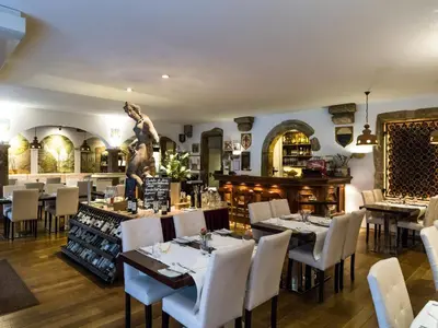 Ein Restaurant oder anderes Speiselokal in der Unterkunft Hotel Royal