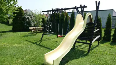 Ein Kinderspielbereich in der Unterkunft Gästehaus Fischbach