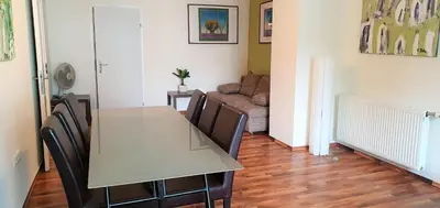 Ein Sitzbereich in der Unterkunft govienna - Messe Wien Apartment