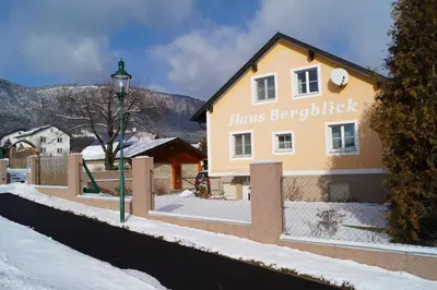 Ein allgemeiner Bergblick oder ein Berglick von der Pension aus