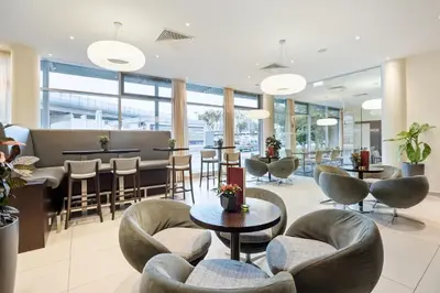 Ein Sitzbereich in der Unterkunft Austria Trend Hotel Doppio Wien