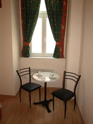 Ein Sitzbereich in der Unterkunft Pension Tal Studios