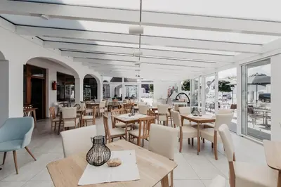 Ein Restaurant oder anderes Speiselokal in der Unterkunft Hotel Mörbischerhof
