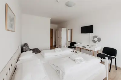 Ein Bett oder Betten in einem Zimmer der Unterkunft Hotel Mörbischerhof