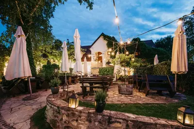 Ein Garten an der Unterkunft OLEANDER SUITEN großzügig wohnen mit besonderem Charme