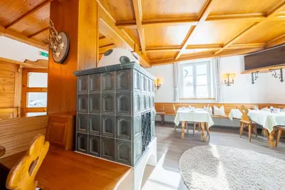 Ein Restaurant oder anderes Speiselokal in der Unterkunft Hotel Krug