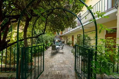 Ein Garten an der Unterkunft Hotel Krug
