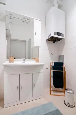 Ein Badezimmer in der Unterkunft Stylish Self-Check-In Apartment With 2 Bedrooms