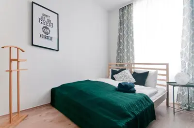 Ein Bett oder Betten in einem Zimmer der Unterkunft Stylish Self-Check-In Apartment With 2 Bedrooms