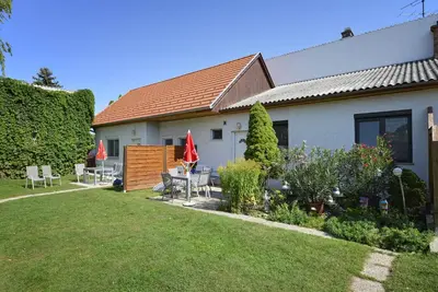 Ein Garten an der Unterkunft Ferienwohnungen Karoly