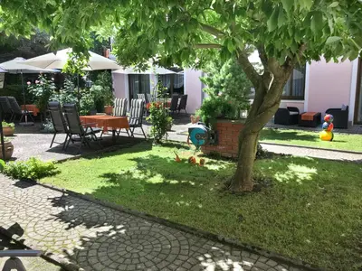 Ein Garten an der Unterkunft Pension Wienerstub'n