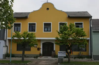 Das Gebäude in dem sich die Ferienwohnung befindet