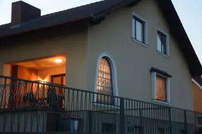 Das Gebäude in dem sich das Ferienhaus befindet