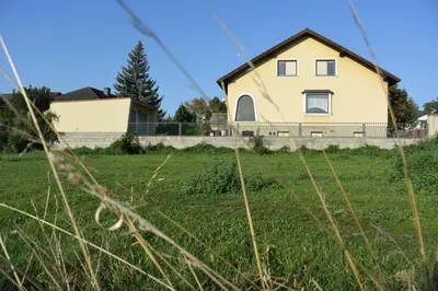 Das Gebäude in dem sich das Ferienhaus befindet