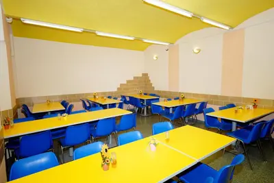Ein Restaurant oder anderes Speiselokal in der Unterkunft Westend City Hostel