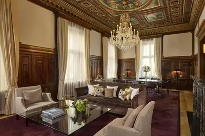 Ein Sitzbereich in der Unterkunft The Ritz-Carlton, Vienna