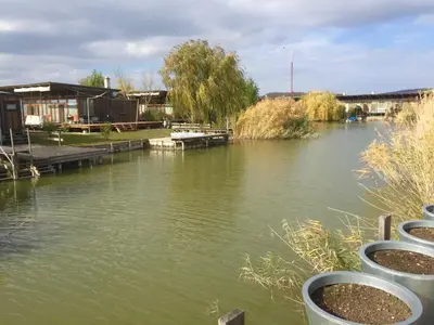 Blick auf einen Fluss in der Nähe des Ferienhauses