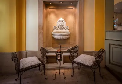 Ein Sitzbereich in der Unterkunft Schlosshotel Römischer Kaiser