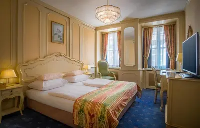 Ein Bett oder Betten in einem Zimmer der Unterkunft Schlosshotel Römischer Kaiser