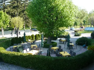 Ein Garten an der Unterkunft Hotel Beethoven